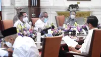 Presiden Joko Widodo menggelar rapat terbatas bersama pihak-pihak terkait, termasuk Menpora Zainudin Amali untuk membahas PON Papua 2021 di Kantor Presiden, Senin (15/3/2021). (Biro Pers, Media, dan Informasi Sekretariat Presiden)