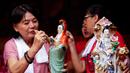 Para wanita membersihkan patung dewa Tionghoa dalam persiapan perayaan Tahun Baru Imlek di Vihara Dhanagun, Bogor, Jawa Barat, Indonesia, 16 Januari 2023. Warga keturunan Tionghoa di Indonesia bersiap untuk merayakan Tahun Baru Imlek pada 22 Januari 2023. (AP Photo/Tatan Syuflana)
