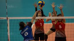 Pevoli Indonesia, Aprilia Manganang, melakukan smash saat melawan Vietnam pada laga SEA Gmaes di MITEC, Kuala Lumpur, Sabtu (26/8/2017). Indonesia lolos ke final setelah menang 3-2 atas Vietnam. (Bola.com/Vitalis Yogi Trisna)