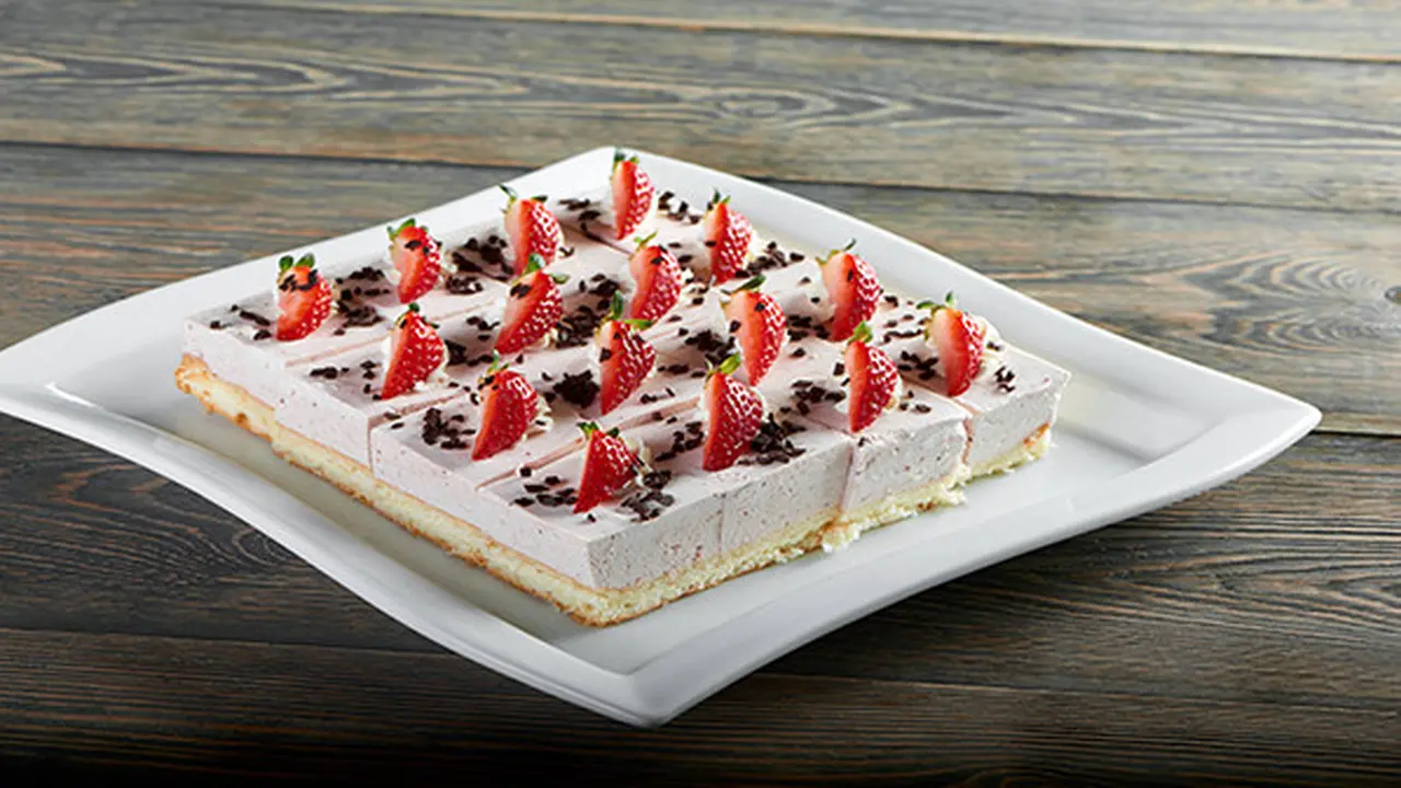 kue yogurt stroberi
