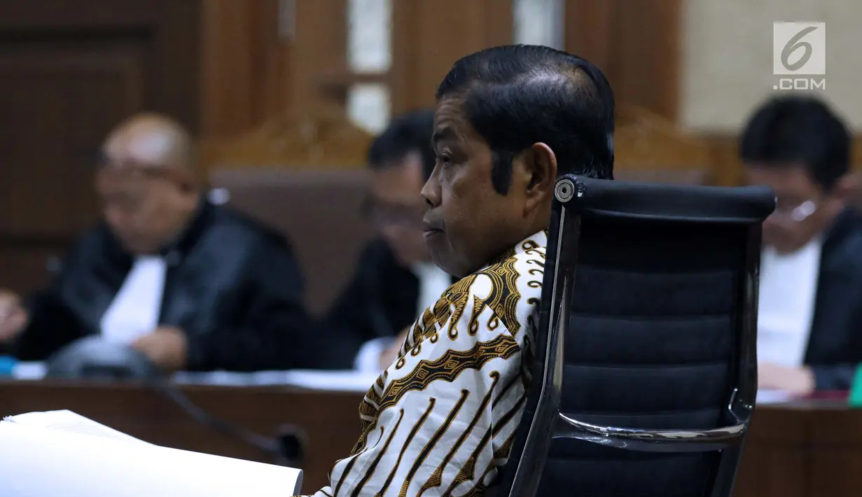Mantan Sekjen Partai Golkar, Idrus Marham saat menjalani sidang pembacaan dakwaan di Pengadilan Tipikor, Jakarta, Selasa (15/1). Idrus didakwa terkait dugaan suap kerja sama pembangunan PLTU Riau-1. (Liputan6com/Helmi Fithriansyah)