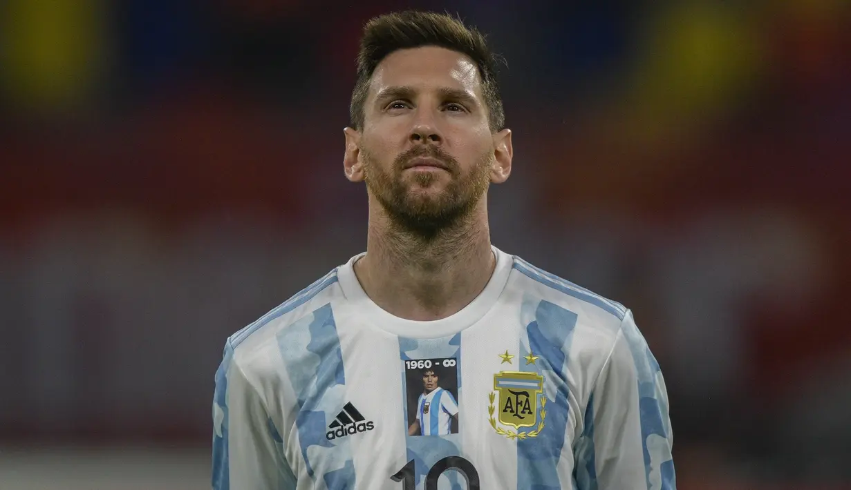 Lionel Messi menjadi satu-satunya pemain aktif yang berpeluang melampaui catatan Lothar Matthaus sebagai pemain dengan penampilan terbanyak sepanjang sejarah Piala Dunia. La Pulga yang kini telah tampil dalam 19 laga di putaran final, berpeluang melampaui torehan Lothar Matthaus jika ia selalu diturunkan dan Argentina lolos hingga laga final atau pun perebutan tempat ketiga. Dengan tambahan 7 laga di Qatar nanti, ia akan menggenapkan torehannya menjadi 26. Berikut 6 pemain dengan jumlah penampilan terbanyak di Piala Dunia hingga kini. (AFP/Juan Mabromata)