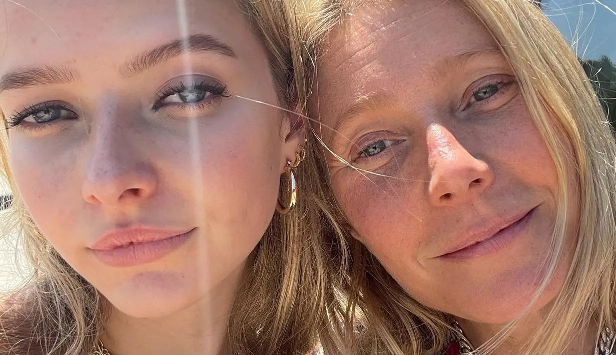 Hal yang terpenting baginya saat berpakaian adalah kenyamanan. “Saya merasa jadi diri saya yang sebenarnya saat memakai outfit tersebut. Saya mengincar perpaduan klasik tahun 90an dan cool grandpa,” ujar Apple. [Foto: Instagram @gwynethpaltrow]