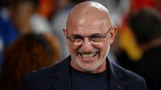 Luis de la Fuente akan bekerja sebagai pelatih kepala Timnas Spanyol hingga 2028 setelah mereka bersepakat melakukan perpanjangan kontrak. (AFP/Miguel Riopa)