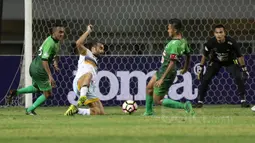 Pemain Persela Lamongan, Jose Barbosa terjatuh berebut bola dengan pemain PS TNI pada Liga 1 2017 di Stadion Pakansari, Bogor, Sabtu (27/5/2017).  (Bola.com/Nicklas Hanoatubun)