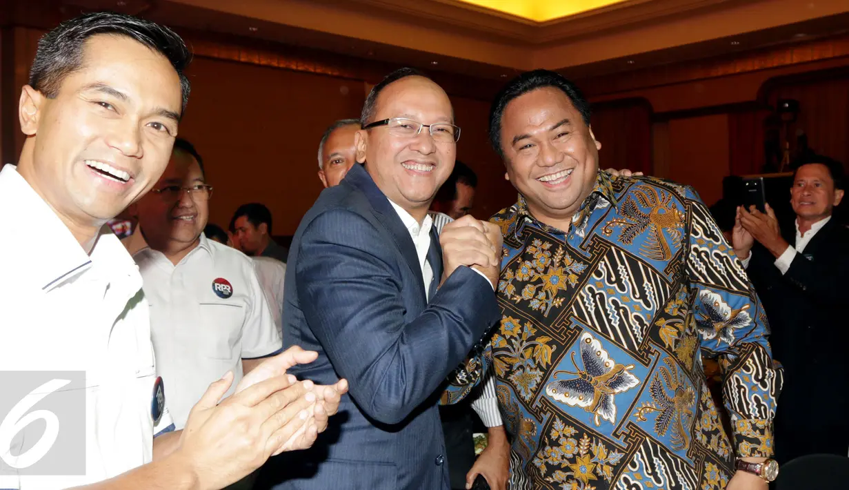 Wakil Ketua Umum Kamar Dagang dan Industri Indonesia (Kadin) Bidang Perbankan dan Finansial, Rosan P. Roeslani (kaca mata)  berjabat tangan dengan Mantan Mendag Rahmat Gobel di Hotel Ritz Carlton, Jakarta, (21/11). (Liputan6.com/Faisal R Syam)