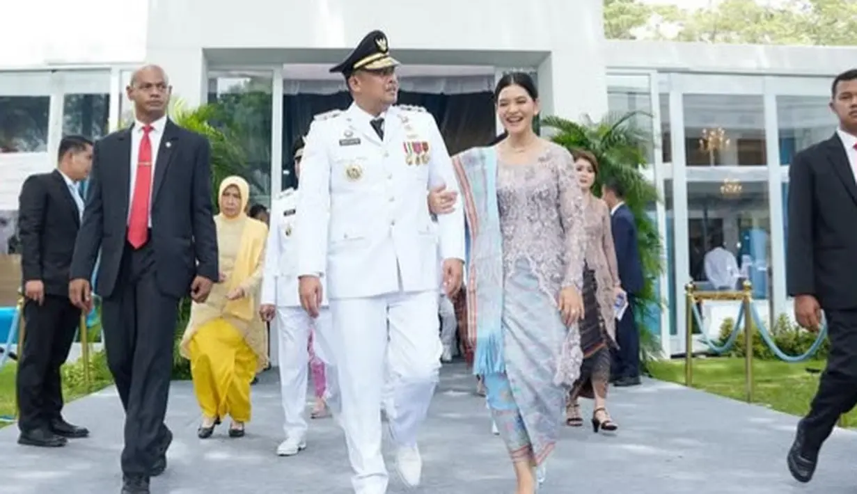 <p>Setelah menjadi Walikota Medan, Bobby Nasution terpilih menjadi Gubernur Sumatera Utara. Saat dilantik, ia ditemani istrinya Kahiyang Ayu yang tampil mengenakan kebaya. [@bobbynst]</p>