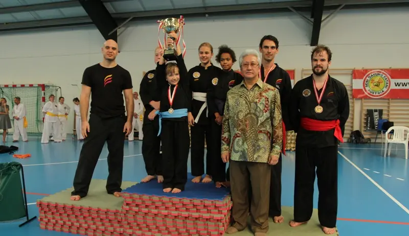 Duta Besar RI, Dr Darmansjah Djumala (batik) berpose bersama Tim Terbaik turnamen Austria Terbuka, Silat Akadamie. (Bola.com/Reza Khomaini)