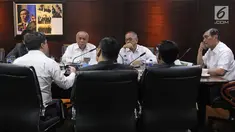 Menteri Koordinator Bidang Kemaritiman Republik Indonesia, Luhut Binsar Pandjaitan (kanan) saat melakukan pertemuan dengan jajaran EMTEK Group di gedung Kementerian Koordinator Bidang Kemaritiman, Jakarta, Rabu (7/3). (Liputan6.com/Herman Zakharia)