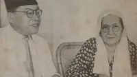 Bung Hatta dan Ibunda (Sumber foto: Madjallah Merdeka, No. 9, Th. II, 7 Mei 1949:2). (Padangkita.com)
