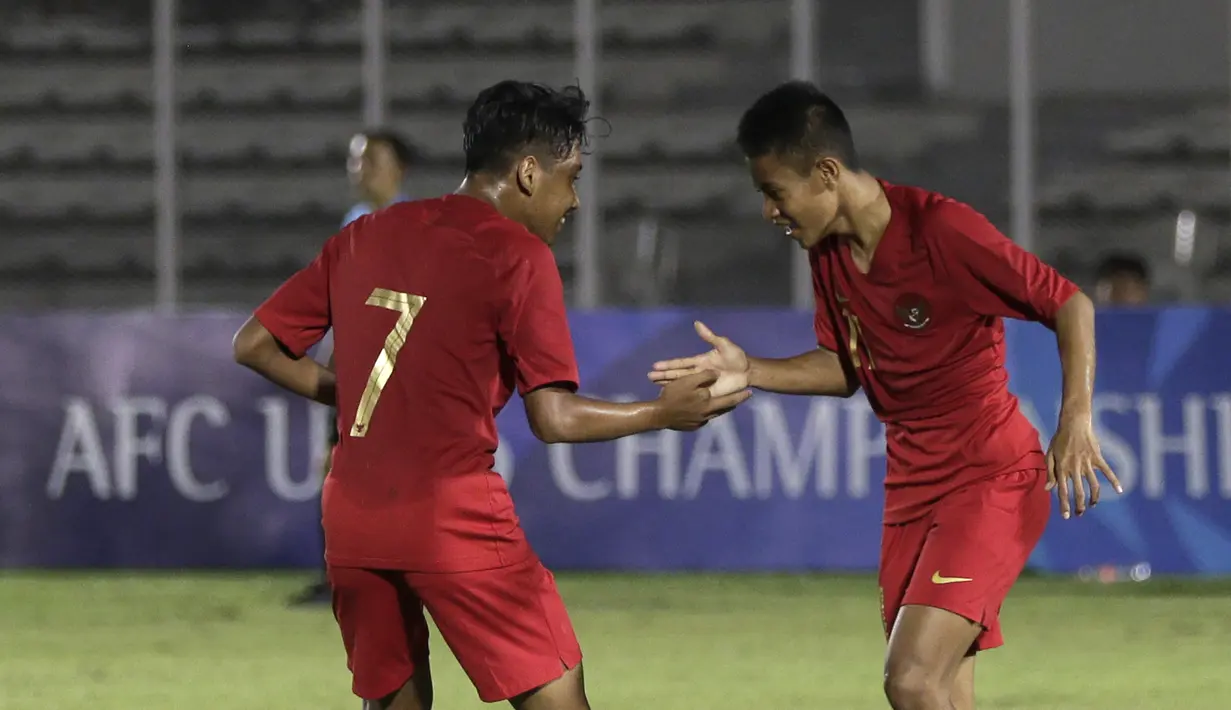 Pemain Timnas Indonesia U-16, Ruy Arianto dan Mochamad Faizal, merayakan gol ke gawang Brunei Darussalam pada laga babak Kualifikasi Piala AFC U-16 2020 di Stadion Madya, Jakarta, Jumat (20/9). Indonesia menang 8-0 atas Brunei. (Bola.com/Yoppy Renato)