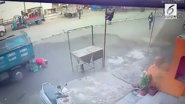 Video menunjukkan detik-detik seorang wanita di Gujarat, India, tertabrak truk sampah yang berjalan mundur. Ajaibnya meski tertabrak dan nyaris terlindas, wanita berusia 55 tahun ini selamat.