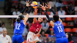 Timnas voli putri Indonesia harus bekerja ekstra keras meladeni permainan Filipina sepanjang pertandingan. Tampak dalam foto, pemain Timnas voli putri Indonesia, Mediol Yoku melakukan smash saat bertanding melawan Filipina pada laga final SEA Games 2025 di Indoor Stadium Huamark, Bangkok, Thailand, Senin (15/12/2025). (Bola.com/Bagaskara Lazuardi)