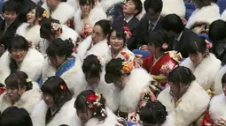 Sejumlah peserta Coming of Age Day atau Hari Kedewasaan menghadiri upacara pemberian hadiah di Yokohama, Tokyo, Jepang, Senin, (8/1). Di usia 20 tahun, wanita Jepang dituntut untuk bisa hifup mandiri. (AP Photo/Koji Sasahara)