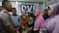 Kapolda Sumsel Irjen Pol Zulkarnain Adi Negara menemui keluarga sopir taksi online di RS Bhayangkara Palembang (Liputan6.com / Nefri Inge)