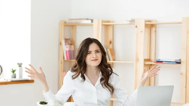 Seorang perempuan sedang kebingungan dengan mengangkat kedua tangan (Foto Dok: Freepik/benzoix)