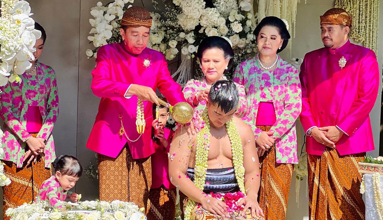 <p>Presiden Joko Widodo atau Jokowi melakukan prosesi siraman terhadap sang anak Kaesang Pangarep yang akan menikah di kediaman, Sumber, Kota Surakarta, Jawa Tengah, Jumat (9/12/2022). Kaesang Pangarep menjalani prosesi sungkeman dan siraman jelang pernikahannya dengan Erina Gudono yang akan diselenggarakan pada 10 Desember 2022. (Tim Media Pernikahan Kaesang-Erina)</p>