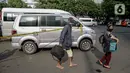 Penumpang yang terjaring razia travel gelap Ditlantas Polda Metro Jaya dipulangkan ke daerah asalnya, Jakarta, Kamis (29/4/2021). Sebanyak 115 kendaraan travel gelap diamankan karena diduga kuat mengangkut pemudik di tengah masa pengetatan larangan mudik 2021. (Liputan6.com/Faizal Fanani)
