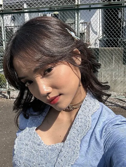 Rambut pendek Fuji pun ditata menjadi wave dengan aksesori hair clip kupu-kupu yang memperindah rambutnya.  [@fuji_an]