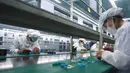 Pekerja merakit termometer dahi di sebuah pabrik di Daerah Ding'an, Provinsi Hainan, China  (28/3/2020). Perusahaan teknologi medis di Hainan membuka sejumlah lini produksi termometer dahi guna memastikan pasokan termometer dahi nirkontak dalam upaya memerangi penyakit COVID-19. (Xinhua/Pu Xiaoxu)