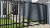 10 Inspirasi Pagar Rumah Anti Maling Berbahan Hollow Galvanis Kuat untuk Hunian Minimalis