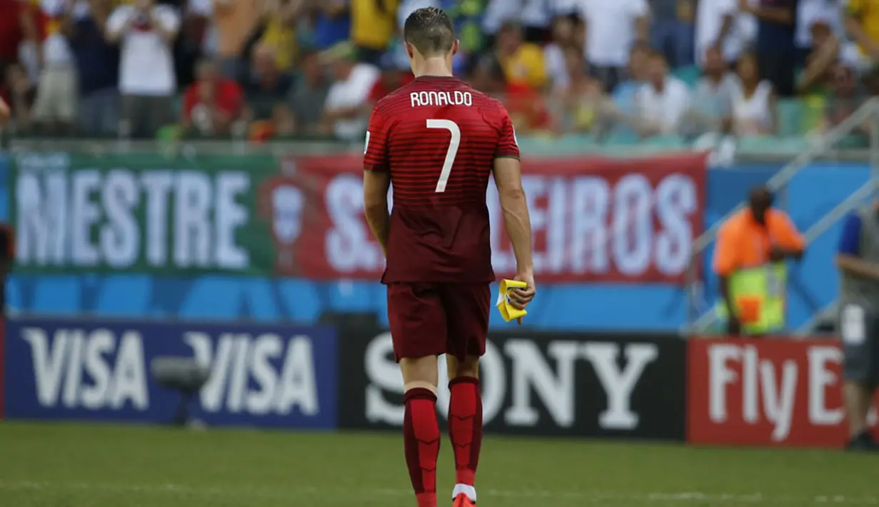 Kapten Tim Portugal, Cristiano Ronaldo, tertunduk lesu usai kalah 0-4 dari Jerman di babak penyisihan Piala Dunia 2014 Grup G di Fonte Nova Arena, Brasil, (16/6/2014). (REUTERS/Jorge Silva)