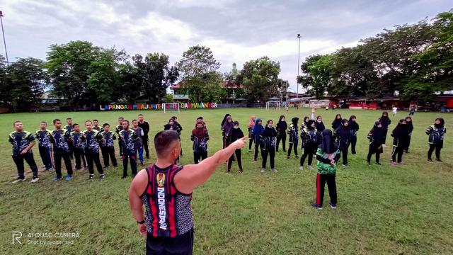 Lettu Kav Zet Yakhin Latih Warga Fitnes Gratis