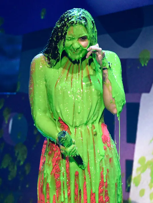 Demi Lovato saat disemprotkan slimed dalam Kids Choice Awards di Los Angeles, California, AS, (11/3). Penyanyi cantik campuran Latin dan AS itu mendapat semprotan cairan hijau 'slimed' di seluruh tubuhnya. (Chris Pizzello/Invision/AP)