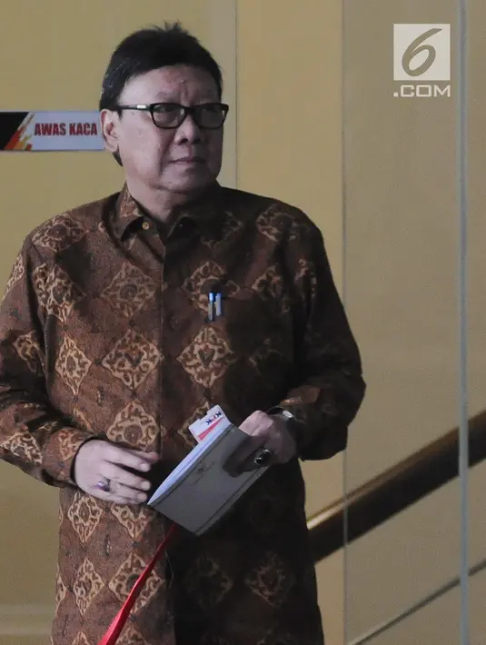 Menteri Dalam Negeri Tjahjo Kumolo seusai menjalani pemeriksaan di Gedung KPK, Jakarta, Jumat (25/1). Tjahjo Kumolo dimintai keterangan untuk melengkapi berkas penyidikan Bupati nonaktif Bekasi Neneng Hasanah Yasin (NHY). (Liputan6.com/Herman Zakharia)