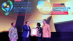 Sekjen Kementerian Kominfo Niken Widiastuti (kedua kanan) memberikan penghargaan kepada Senior Vice President Enterprise Account Management Telkomsel Dharma Simorangkir (kedua kiri) dalam ajang Most Innovative Business Award 2019 di Jakarta, Jumat (26/7/2019). (Liputan6.com/HO/Ady)