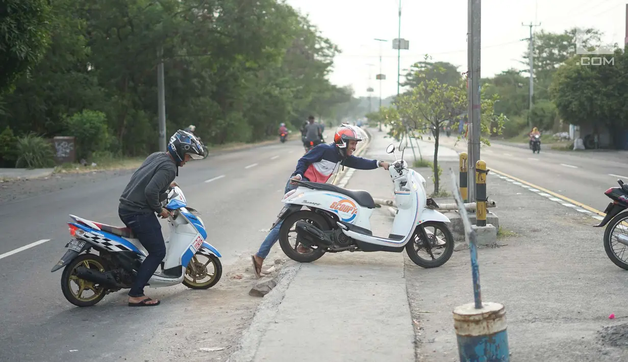 Sejumlah pengendara berusaha memutar balik dengan menerobos separator di Jalan Raya Pantura, Palimanan, Cirebon, Jawa Barat, Jumat (7/6/2019). Ditutupnya sejumlah jalur putar balik menyebabkan warga nekat menerobos separator untuk memersingkat waktu tempuh. (Liputan6.com/Immanuel Antonius)