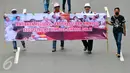 Massa dari Pergerakan Pelaut Indonesia (PPI) membentangkan spanduk ketika berunjuk rasa di Jalan Merdeka Barat, Jakarta, Kamis (12/5). Massa menuntut pemerintah memperhatikan kesejahteraan dan peningkatan upah mereka. (Liputan6.com/Yoppy Renato)