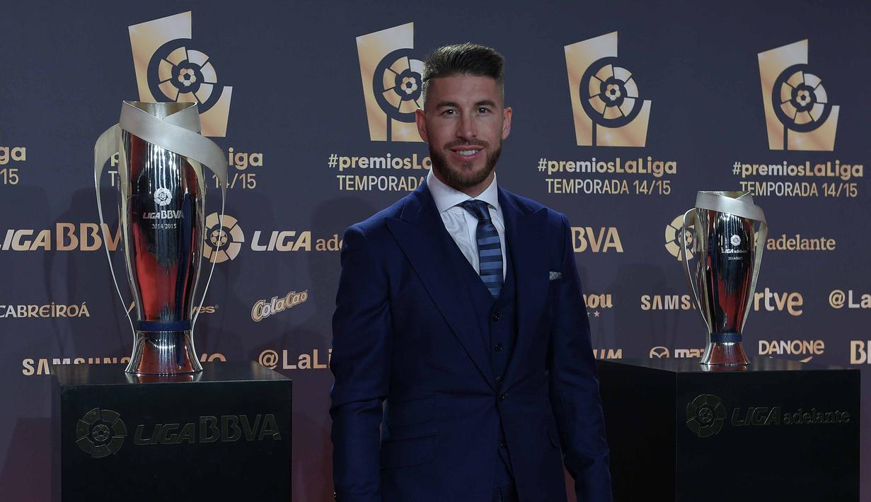 Pemain Real Madrid, Sergio Ramos berfoto sebelum acara penghargaan LFP (Spanish Professional League) 2014-2015 di Barcelona, Selasa (1/12/2015) dini hari WIB. Ramos meraih penghargaan Best Defender. (AFP Photo/ Lluis Gene)