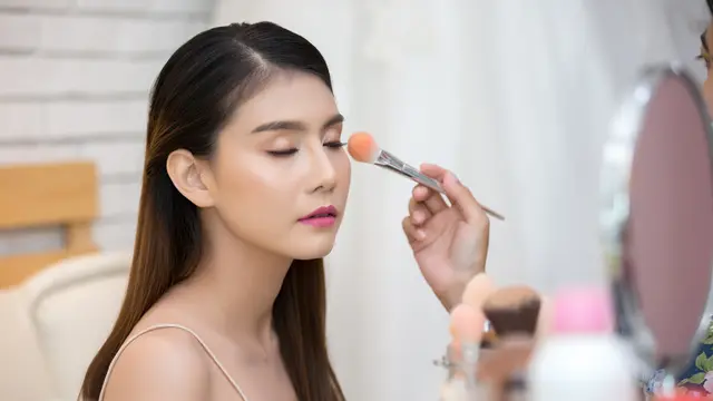 Mulai dari Base Makeup yang Natural