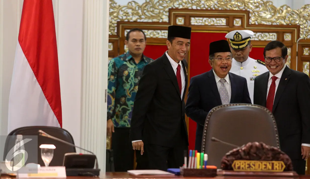 Presiden Joko Widodo dan Wakil Presiden Jusuf Kalla tiba untuk mengikuti rapat Kabinet di komplek Istana Kepresidenan, Jakarta, Rabu (1/9/2015). Rapat membahas krisis ekonomi yang sedang dilanda Indonesia saat ini. (Liputan6.com/Faizal Fanani)