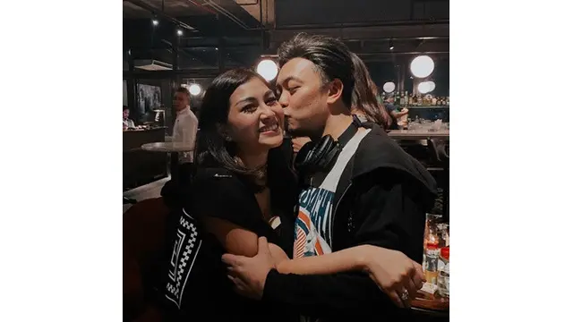 7 Potret Mesra Nisya Ahmad dan Suami yang Jarang Terekspos