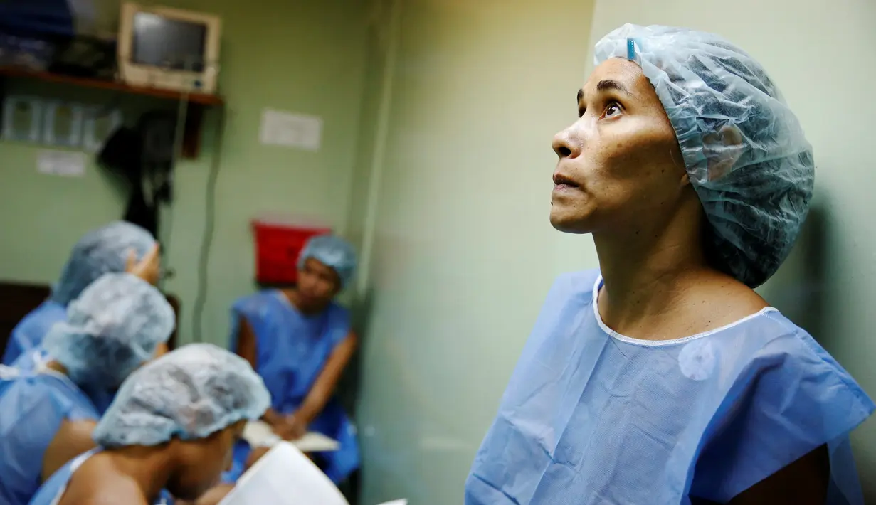 Pasien wanita menunggu giliran untuk operasi sterilisasi di sebuah rumah sakit di Caracas, 27 Juli 2016. Krisis ekonomi parah yang melanda Venezuela membuat banyak wanita memilih operasi sterilisasi untuk mencegah kehamilan (REUTERS/Carlos Garcia Rawlins)