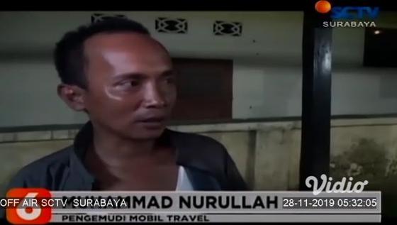 VIDEO: Pria Penumpang Mobil Travel Tiba-Tiba Melompat dari Jembatan di Jember