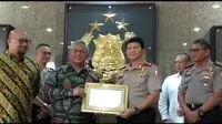Ketua KPU Arief Budiman mengatakan, pemberian penghargaan berupa piagam itu sebagai bentuk rasa terima kasih kepada Polri karena telah mendukung KPU dalam melancarkan Pemilu 2019.