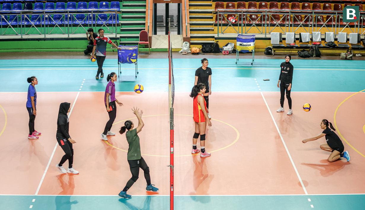 Sejumlah pemain tim Indonesia All Star melakukan latihan jelang laga Fun Volleyball 2024 melawan Red Sparks di GOR Bulungan, Jakarta Selatan, Jumat (19/04/2024). (Bola.com/Bagaskara Lazuardi)