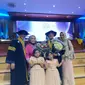 Deddy Mizwar Wisuda Bareng Anak, Tak Hanya dapat Gelar Doktor Tapi juga sebagai Wisudawan Tertua. (instagram.com/deddy_mizwar)