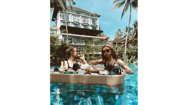 6 Momen Seru Liburan Yuki Kato dan Enzy di Bali, Pose Tidur Bikin Gagal Fokus
