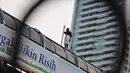 Dengan wajah tertutup, seorang tidak dikenal melakukan aksi unjuk rasa di atas JPO di sekitar Bundaran HI, Jakarta, (25/7/2014). (Liputan6.com/Faizal Fanani)