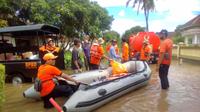 Evakuasi warga jember dari banjir akibat hujan (Dian Kurniawan/Liputan6.com)