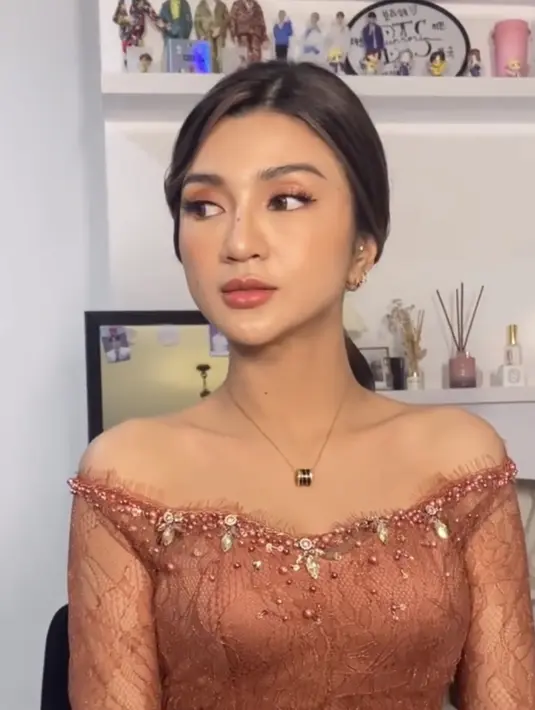 Begitu pun dengan Furry yang tampil dengan eyeshadow dan lipstik pinknya. Dilengkapi kalung dan anting layering.  Credit:(@furrycitra)