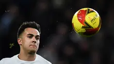 Manchester United (MU) dikabarkan sudah menjalin kesepakatan untuk meminjam bek kiri milik Tottenham Hotspur, Sergio Reguilon. (Daniel LEAL / AFP)