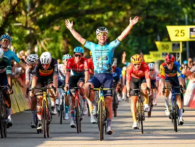 Pembalap sepeda Astana Qazaqstan, Mark Cavendish merayakan kemenangan dalam ajang Tour de France Criterium di Singapura pada Minggu, 10 November 2024. (AFP/Roslan Rahman)