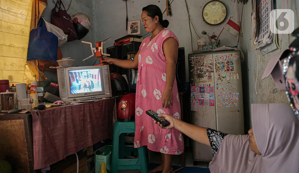 Warga mmenonton siaran televisi di Jakarta, Rabu (2/11/2022). Kementerian Komunikasi dan Informatika (Kemenkominfo) akan mematikan siaran TV analog di Jabodetabek pada 2 November 2022 Pukul 24:00 WIB, dan selanjutnya siaran TV akan beralih ke sistem siaran TV digital. (Liputan6.com/Faizal Fanani)