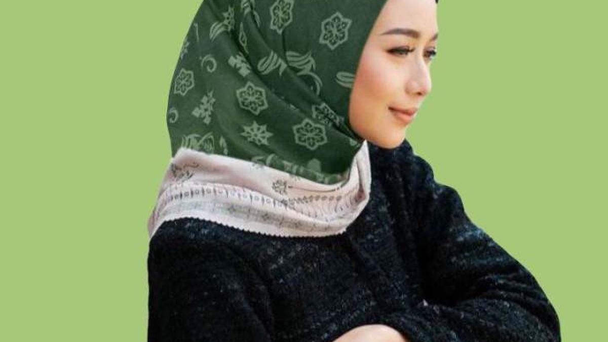 Tampil Ceria di Usia 40-an, 6 Pilihan Jilbab Segiempat Syar’i Motif Kalem yang Fashionable