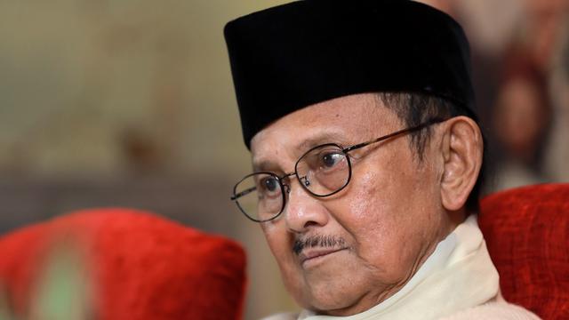 5 Potret Masa Muda BJ Habibie, Menawan Sedari Dulu - Hot Liputan6.com